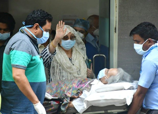 ९८ वर्षीय भारतीय अभिनेता दिलिप अस्पतालबाट डिस्चार्ज हुँदा श्रीमतीले साटिन खुसी
